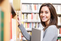 Studentin in der Bibliothek